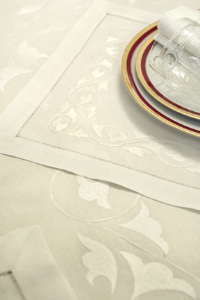 Embroidered Ginkgo table linens | Gracious Style